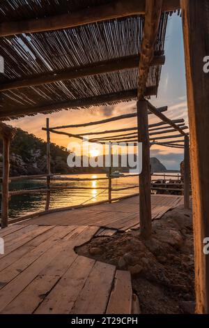 Structure en bois dans les maisons de plage au coucher du soleil à Benirras à Ibiza. concept de vacances Banque D'Images