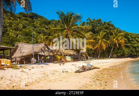 Tela, Honduras Â», janvier 2020 : le restaurant local sur la plage de Cocalito à Punta de Sal dans la mer des Caraïbes, Tela Banque D'Images