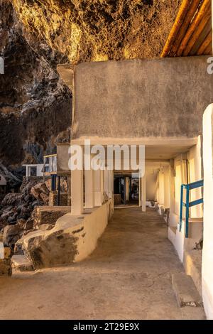 Maisons blanches à l'intérieur de la grotte de la ville de Poris de Candelaria sur la côte nord-ouest de l'île de la Palma, îles Canaries. Espagne Banque D'Images