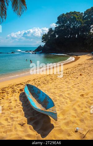 Un bateau sur la plage paradisiaque Cocalito à Punta de Sal, Tela. Honduras Banque D'Images