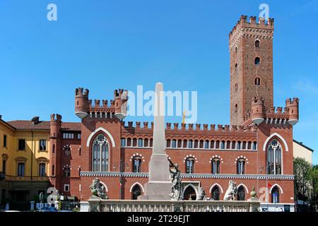 Asti Palazzo Medici del Vascello Comentina Tower Monument unité d'Italie, Piazza Roma, Asti, Piémont, Italie, Asti, Piémont, Italie Banque D'Images