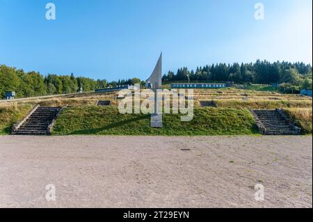 Camp de concentration de Natzweiler-Struthof et vue sur le mémorial du phare du souvenir, Natzwiller, Alsace, France, Europe Banque D'Images