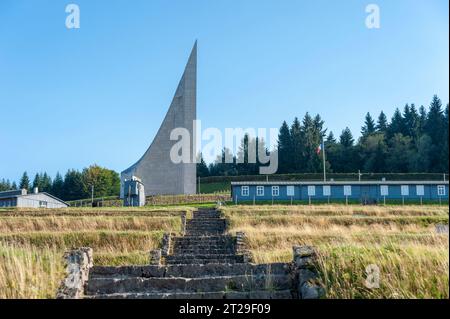 Camp de concentration de Natzweiler-Struthof et vue sur le mémorial du phare du souvenir, Natzwiller, Alsace, France, Europe Banque D'Images