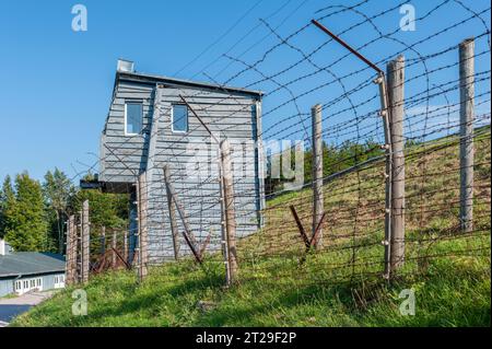 Clôture en fil barbelé et tour de guet dans l'ancien camp de concentration de Natzweiler-Struthof, Natzwiller, Alsace, France, Europe Banque D'Images