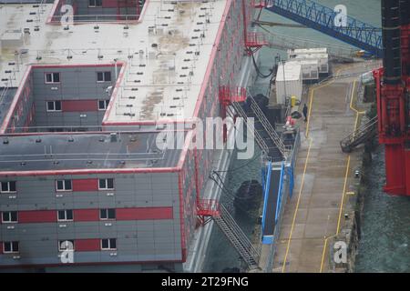 La barge d'hébergement Bibby Stockholm au port de Portland dans le Dorset, qui accueillera jusqu'à 500 personnes. Date de la photo : mercredi 18 octobre 2023. Banque D'Images