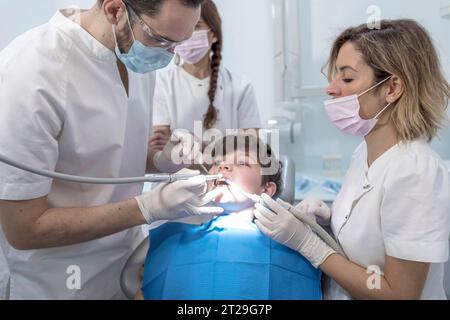 Traiter les dents des dentistes peu patient dans l'hôpital en fauteuil dentiste Banque D'Images