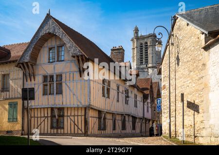 Anciennes maisons médiévales traditionnelles bien conservées à côté de la cathédrale à Troyes, Aube, France. Banque D'Images
