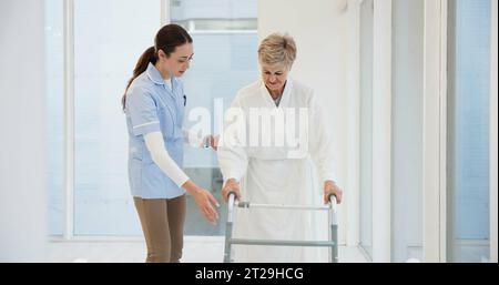 Infirmière, femme âgée et marcheur pour aider la main, montrer ou soutenir le guide en réadaptation à la clinique. Medic, personne âgée handicapée ou Banque D'Images