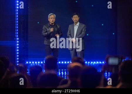 Taipei, Taïwan. 18 octobre 2023. Jensen Huang (à gauche), président de NVIDIA avec Young Liu (à droite), PDG de Hon Hai Technology Group (Foxconn), prononçant leurs remarques lors de l'édition 2023 du Hon Hai Tech Day (HHTD2023). Crédit : SOPA Images Limited/Alamy Live News Banque D'Images