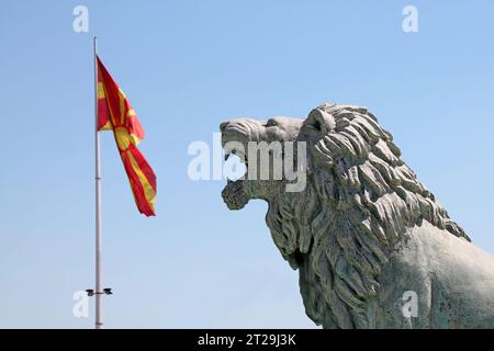 Vue du drapeau national macédonien et de la sculpture du lion. Skopje, Macédoine du Nord. Banque D'Images