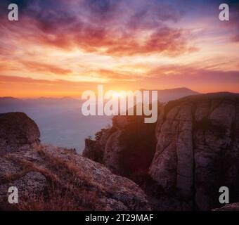 Superbe image de la falaise fantastique dans la lumière du soir. Scène pittoresque et dramatique. Localisation lieu Crimée, Ukraine, Europe. Image artistique. Banque D'Images