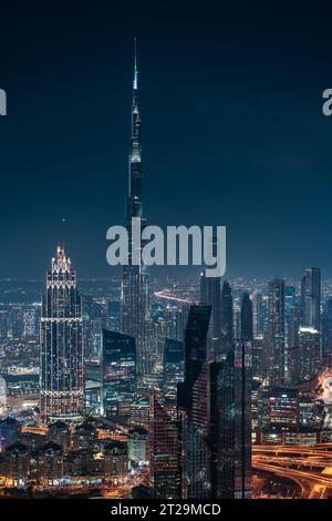 Horizon futuriste de Dubaï avec l'emblématique bâtiment Burj Khalifa illuminé la nuit à Dubaï, Émirats arabes Unis (eau). Banque D'Images