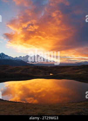 Superbe image des fantastiques lacs Koruldi au pied du mont. Ushba. Scène matinale dramatique. Emplacement lieu Upper Svaneti, Mestia, Georgia, Europe. Banque D'Images