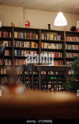 Bibliothèque et table vide dans le café. Photo verticale Banque D'Images