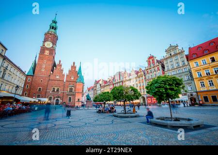 Superbe image de la ville antique. Emplacement place Hôtel de ville, place du marché de Wroclaw, Pologne, centre célèbre et culturel de l'Europe. Capitale historique de S Banque D'Images