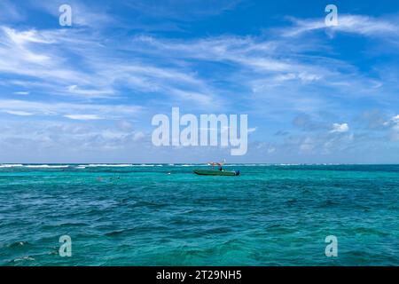 Un bateau de plongée et snorkelers dans la réserve marine de Hol Chan sur la barrière de corail de Belize près d'Ambergris Caye, Belize. Banque D'Images