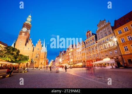 Superbe image de la ville antique. Emplacement place Hôtel de ville, place du marché de Wroclaw, Pologne, centre célèbre et culturel de l'Europe. Capitale historique de S Banque D'Images