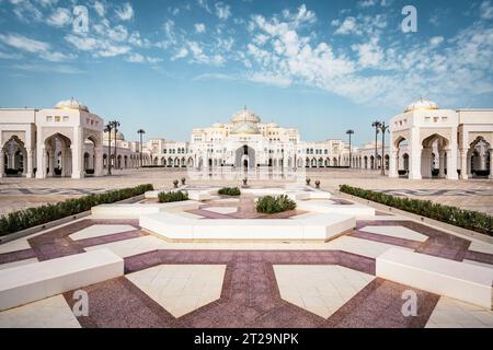 Palais présidentiel Qasr Al Watan à Abu Dhabi, Émirats arabes Unis (eau). Banque D'Images