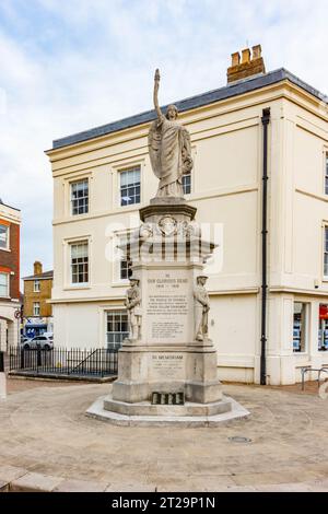 Un mémorial de guerre mettant en vedette une figure ailée debout au sommet d'un piédestal se dresse sur Market Square à Staines-upon-Thames, Surrey, Royaume-Uni Banque D'Images