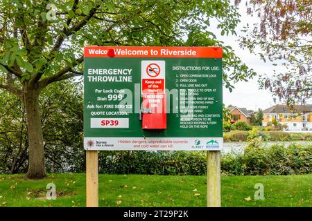 Un panneau avec une ligne de throwline et des instructions sur l'utilisation de la Tamise à Staines-upon-Thames dans le Surrey, Royaume-Uni Banque D'Images