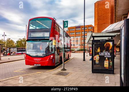 Un bus rouge en attente de départ de la gare routière à Staines-upon-Thames à Surrey, UK Banque D'Images