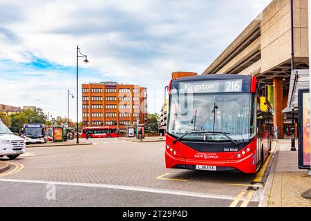 Un bus rouge en attente de départ de la gare routière à Staines-upon-Thames à Surrey, UK Banque D'Images