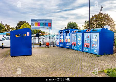 Un centre de recyclage avec bacs de recyclage dans le parc de stationnement Elmsleigh surface, Staines-upon-Thames, Spelthorne, Surrey, Royaume-Uni Banque D'Images