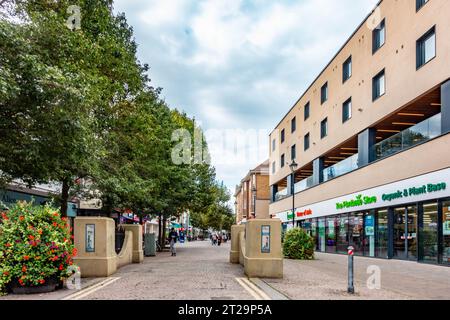 Une vue le long de la High Street à Staines-upon-Thames à Surry, Royaume-Uni Banque D'Images