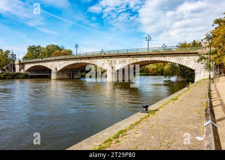 Staines Bridge est un pont routier qui enjambe la Tamise à Staines-upon-Thames. Vu ici contre un ciel bleu Banque D'Images