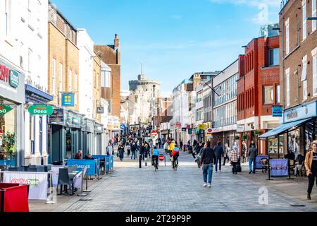 Une vue le long de Peascod Street à Windsor, Royaume-Uni occupé par les acheteurs et les touristes Banque D'Images