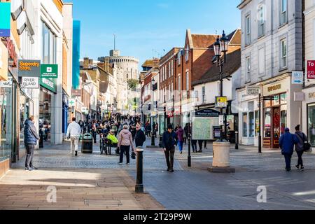 Une vue le long de Peascod Street à Windsor, Royaume-Uni occupé par les acheteurs et les touristes Banque D'Images