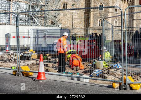 Travaux routiers à l'extérieur du château de Windsor autour de la statue de bronze de la reine Victoria. La zone est clôturée alors que les ouvriers creusent la route. Banque D'Images