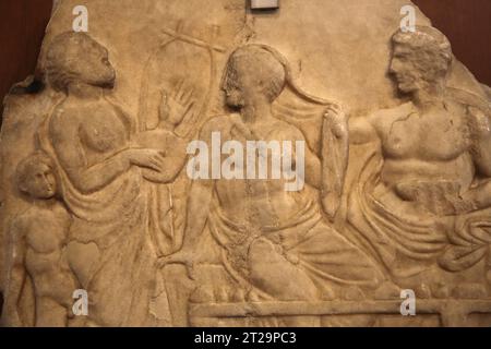 Relief funéraire avec scène de banquet. Magna-Graecia originale de la fin du 5e siècle av. J.-C.. De Rome. Musée de sculpture antique de Barracco. Rome. Italie. Banque D'Images