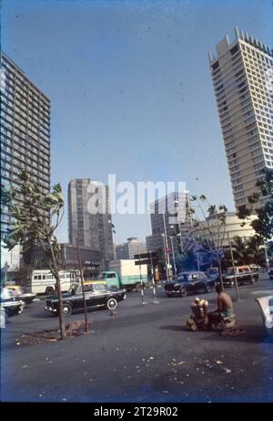 Nariman point est un important quartier du centre-ville de Mumbai dans le Maharashtra, en Inde. Situé à la pointe sud de la péninsule de Mumbai, Nariman point est le quartier des affaires de Mumbai, avec des bureaux de grande hauteur et des hôtels haut de gamme, populaires pour les boissons au coucher du soleil dans les bars face à la mer. Il abrite le Centre national des arts de la scène, le quartier se trouve au bout de Marine Drive, une promenade bordée de bâtiments art déco. Attraction touristique, Sky Line et mer d'Arabie. Banque D'Images