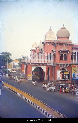 Chennai Egmore, anciennement connue sous le nom de Madras Egmore, également connue sous le nom de Chennai Elumbur (code de gare : MS), est une gare ferroviaire de Chennai, Tamil Nadu, en Inde. Banque D'Images