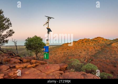 Un DAE (défibrillateur externe automatisé) et un dispositif d'appel d'urgence alimenté par énergie solaire et alimenté par batterie au sommet du Rim Walk à Kings Canyon NT Banque D'Images