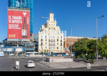 Madrid, Espagne, vue à grand angle de la richesse CA Indosuez (en espagnol : Edificio crédit agricole Indosuez). Un grand panneau publicitaire pour la bière Amber Banque D'Images