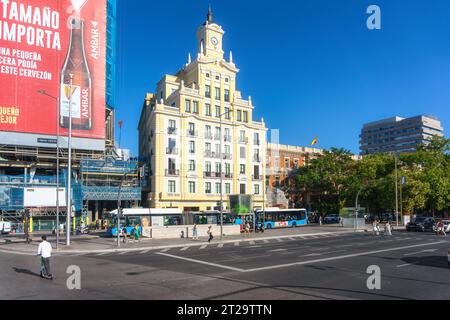 Madrid, Espagne, vue à grand angle de la richesse CA Indosuez (en espagnol : Edificio crédit agricole Indosuez). Un grand panneau publicitaire pour la bière Amber Banque D'Images