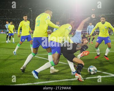 Montevideu, Uruguai. 17 octobre 2023. Les joueurs Casemiro et Gabriel (Brésil) à propos de la pénalité, Uruguay vs Brésil, pour les qualifications 2026, Montevideo, Uruguay. Crédit : Enzo vignoli/FotoArena/Alamy Live News Banque D'Images