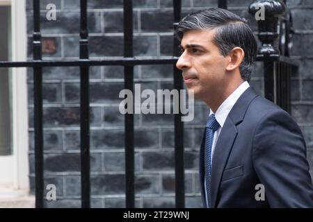 Londres, Royaume-Uni. 18 octobre 2023. Le Premier ministre britannique Rishi Sunak part pour PMQ à Downing Street. Crédit : Justin ng/Alamy Live News. Banque D'Images