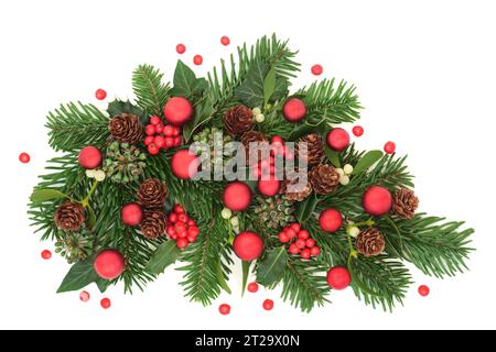 Décorations de boules de Noël et flore d'hiver avec des baies de houx, sapin, GUI, lierre, baies rouges sur fond blanc. Carte de voeux verte festive. Banque D'Images