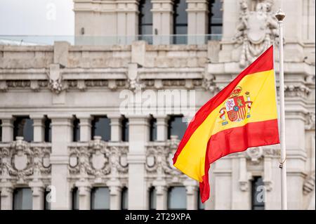 Drapeau de l'Espagne volant dans le vent devant le bâtiment de la mairie de Madrid Banque D'Images