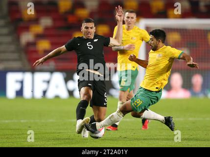 Michael Boxall de Nouvelle-Zélande et Minnesota United est attaqué par Massimo Luongo d'Australie et Ipswich Town. - Australie - Nouvelle-Zélande, International friendly Match, Gtech Community Stadium, Brentford, Londres, Royaume-Uni - 17 octobre 2023. Usage éditorial uniquement - des restrictions DataCo s'appliquent Banque D'Images