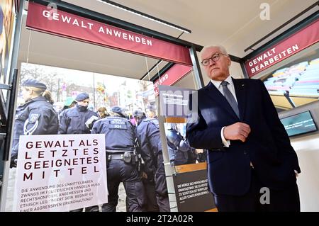 Meiningen, Allemagne. 18 octobre 2023. Le Président fédéral Frank-Walter Steinmeier visite le Centre de compétences sociales du Centre de formation de la police de Thuringe. Steinmeier a déménagé sa résidence officielle à Meiningen pendant trois jours dans le cadre de « l'heure locale en Allemagne ». Les arrêts en dehors de Berlin sont conçus pour parler aux citoyens des défis, souhaits et préoccupations actuels. Crédit : Martin Schutt/dpa/Alamy Live News Banque D'Images