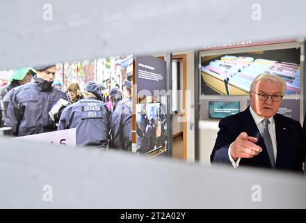 Meiningen, Allemagne. 18 octobre 2023. Le Président fédéral Frank-Walter Steinmeier visite le Centre de compétences sociales du Centre de formation de la police de Thuringe. Steinmeier a déménagé sa résidence officielle à Meiningen pendant trois jours dans le cadre de « l'heure locale en Allemagne ». Les arrêts en dehors de Berlin sont conçus pour parler aux citoyens des défis, souhaits et préoccupations actuels. Crédit : Martin Schutt/dpa/Alamy Live News Banque D'Images