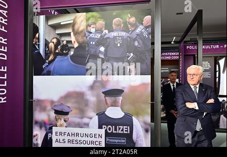 Meiningen, Allemagne. 18 octobre 2023. Le Président fédéral Frank-Walter Steinmeier visite le Centre de compétences sociales du Centre de formation de la police de Thuringe. Steinmeier a déménagé sa résidence officielle à Meiningen pendant trois jours dans le cadre de « l'heure locale en Allemagne ». Les arrêts en dehors de Berlin sont conçus pour parler aux citoyens des défis, souhaits et préoccupations actuels. Crédit : Martin Schutt/dpa/Alamy Live News Banque D'Images