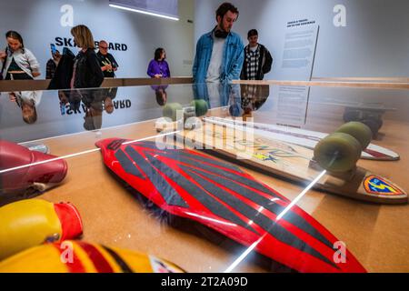 Londres, Royaume-Uni. 18 octobre 2023. Exposition de skateboard au Design Museum. La première grande exposition britannique à cartographier l'évolution du design du skateboard des années 1950 à aujourd'hui. Avec plus de 90 planches rares et uniques, aux côtés de 150 autres objets. Crédit : Guy Bell/Alamy Live News Banque D'Images