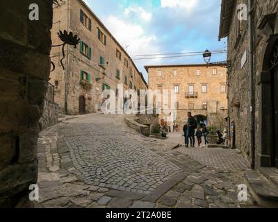 Belle vieille rue célèbre médiévale célèbre Bolsena, ville médiévale, Italie, Latium, province de Viterbo.Cityscape et toits de tuiles. Province de Viterbo Banque D'Images