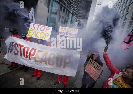 Londres, Royaume-Uni. 18 octobre 2023. Les militants du changement climatique de extinction Rebellion (XR), qui participent à la campagne « Oil Money Out », se rassemblent devant les bureaux de la Standard Bank, 20 Gresham Street, pour exiger la fin des combustibles fossiles et « arrêter le flux de pétrole ». Crédit : Guy Corbishley/Alamy Live News Banque D'Images