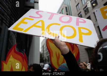 Londres, Royaume-Uni. 19 octobre 2023. Les membres et les partisans de Money Rebellion et extinction Rebellion groupes ont organisé une manifestation contre les banques multinationales qui financent East African Crude Oil Pipeline. Ils exigent que les banques se retirent et refusent publiquement de financer l'EACOP. (Image de crédit : © Velar Grant/ZUMA Press Wire) USAGE ÉDITORIAL SEULEMENT! Non destiné à UN USAGE commercial ! Banque D'Images